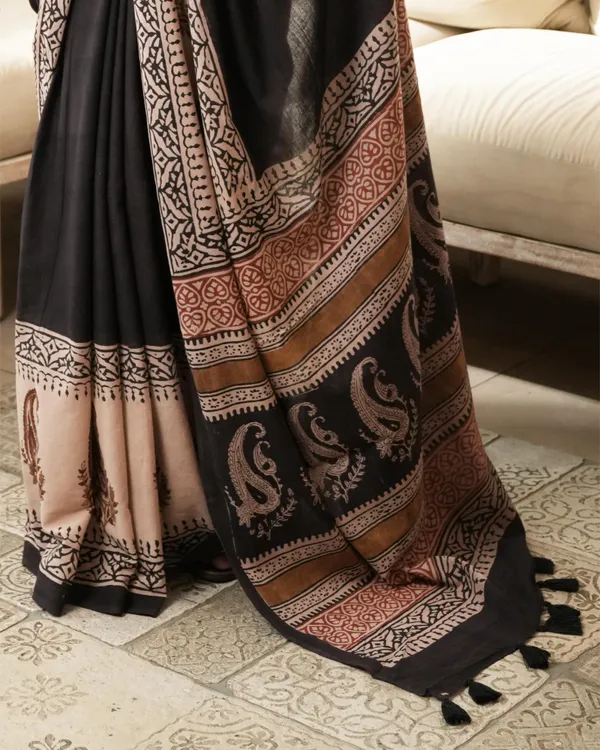 Black_Cotton_Paisley_Border_Print_Mulmul_Saree_For_Women